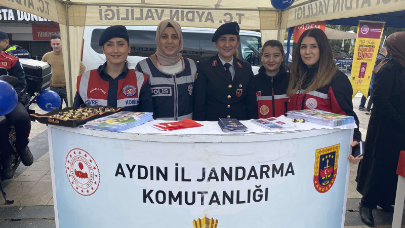 Aydın il Jandarma Komutanlığı Atatürk Kent Meydanı'nda KADES Uygulaması Tanıtıldı.