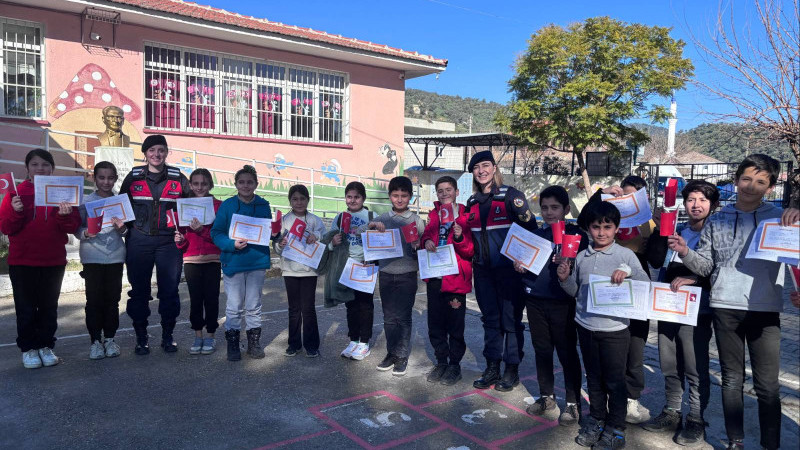 Aydın İl Jandarma, Sultanhisar'da Çocukların Karne Heyecanına Ortak Oldu.