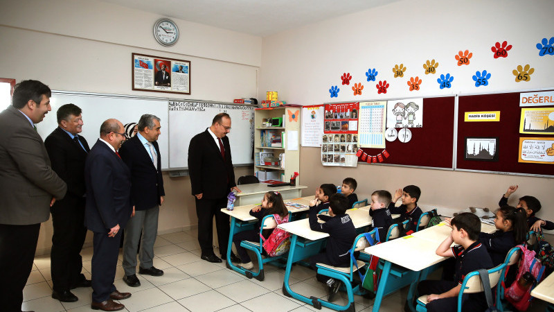 Rektör ve Vali, Özel Aydın Rehber Koleji Öğrencilerinin Karnelerini Dağıttı.