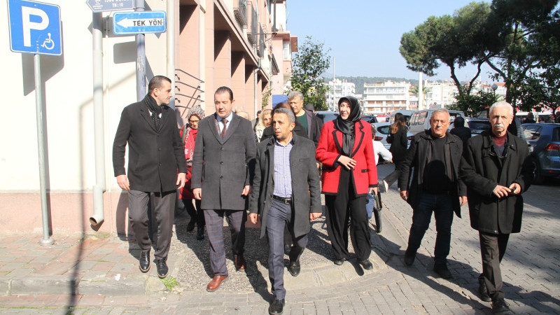 MHP Aydın Efeler İlçe Başkan Adayı Burak Pehlivan, Cumhuriyet Caddesi'nde Vatandaşlarla Buluştu.