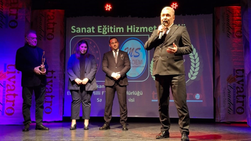 Hakan Özcan’a Sanat Eğitimi Hizmet Ödülü Verildi.