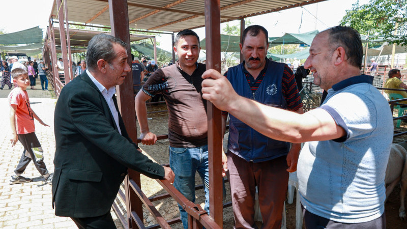 Başkan Yetişkin, Bayram Öncesi Hayvan Pazarı’nda Vatandaşlarla Buluştu.