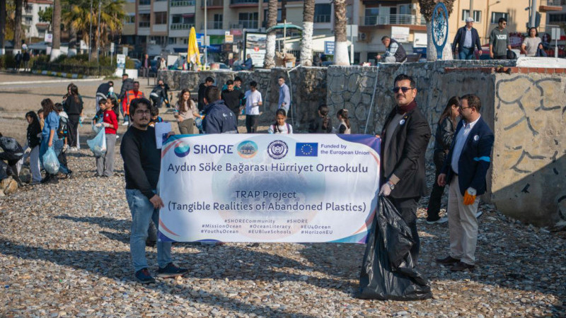 Kuşadası Sahilinde Öğrencilerden Çevre Duyarlılığı