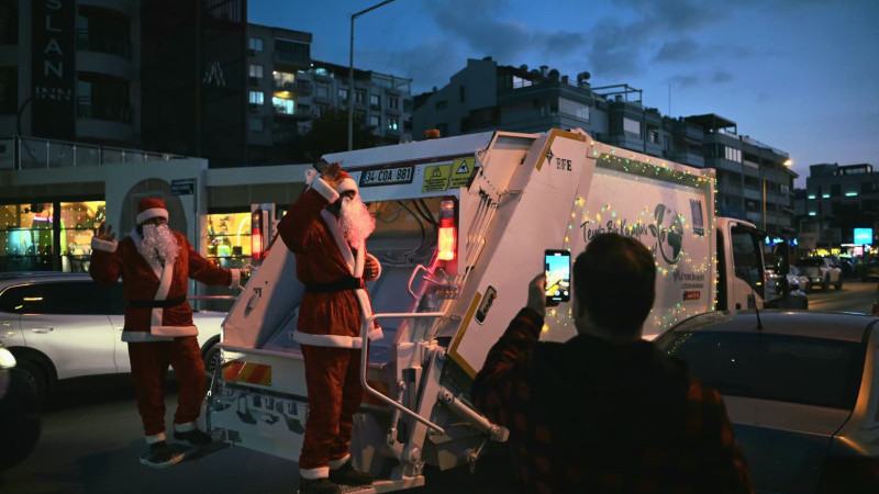 Kuşadası’nda Noel Baba Kostümlü Personel Yeni Yıl Coşkusu Yaşattı
