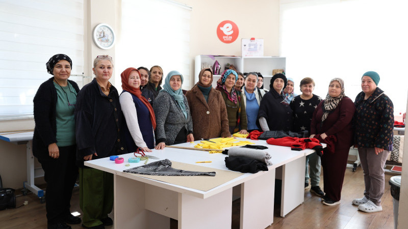 Efeler’de Kadınlara Dikiş Kursu Desteği Sürüyor