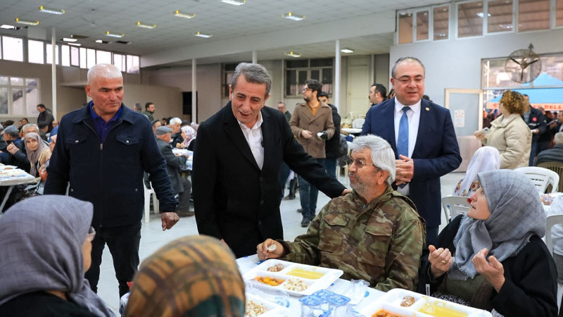 Efeler’de Ramazan Sofraları Alanlı’da Kuruldu