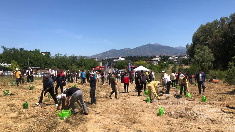 Dünya Çevre Günü’nde Efeler’de 100 Fidan Toprakla Buluştu