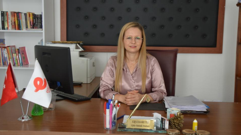 Efeler'de Toprağını İşliyor, Mahallesi İçin Emek Veriyor