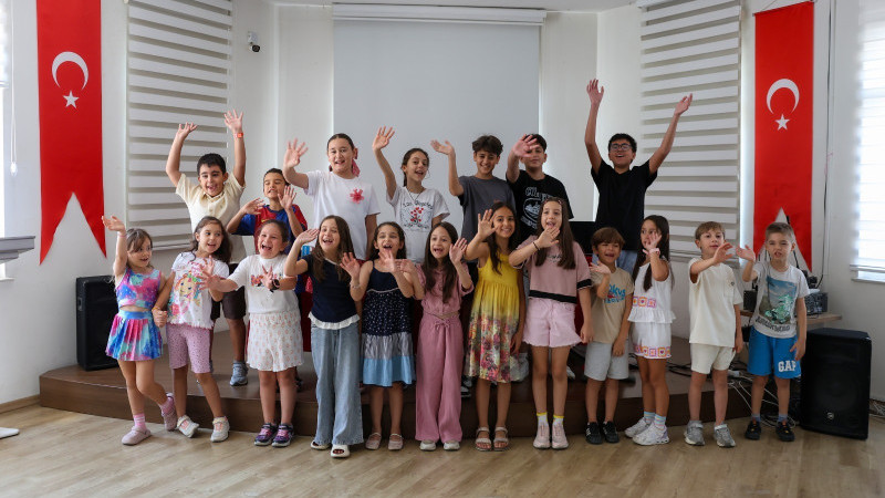 Efeler’de Sahne Minik Yeteneklerin