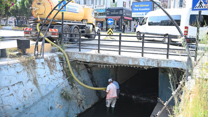Kuşadası’nda Damlacık Deresi’nde Temizlik Çalışması