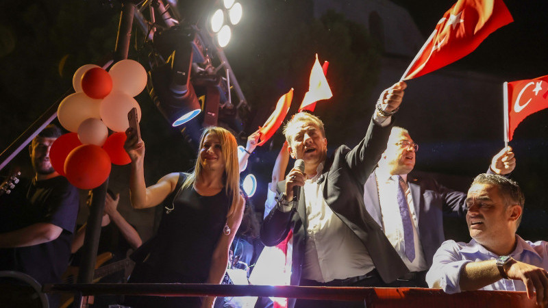 Efeler’de Kurtuluş Coşkusu Fener Alayı ile Yaşandı