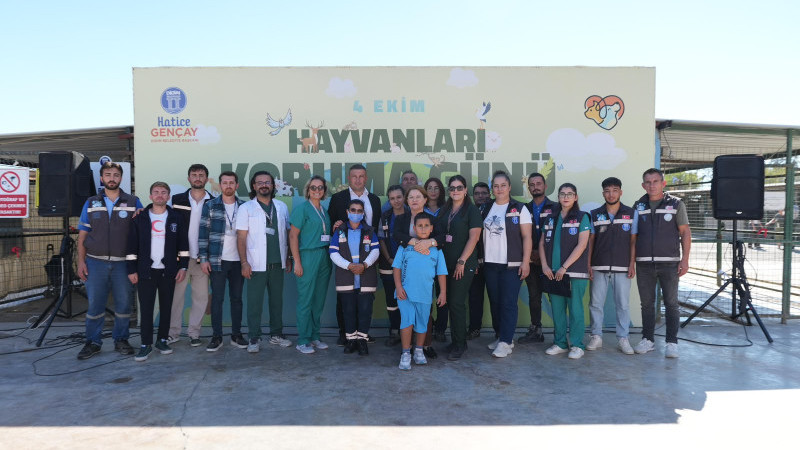 Didim’de Minikler Sokak Hayvanlarıyla Buluştu