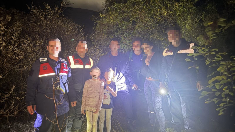 Kuşadası’nda Ormanda Kaybolan 4 Kişilik Aileyi Jandarma Buldu